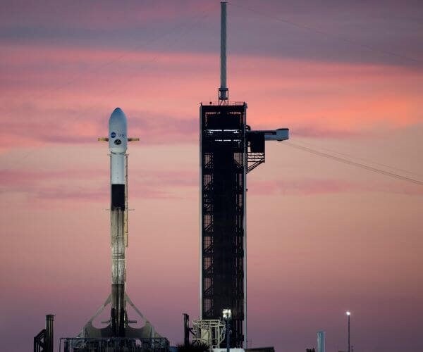 SpaceX, T-Mobile to Connect Phones to Satellites