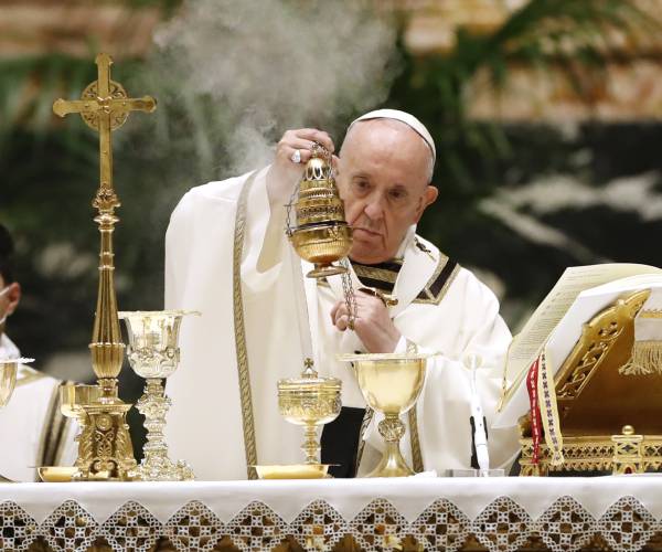 Pope Urges Hope Amid 'Darkness' of Pandemic in Easter Vigil