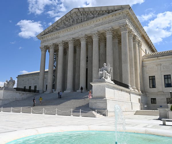 US Supreme Court to Decide If Public Officials Can Block Critics on Social Media