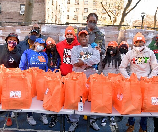 tracy morgan donates turkeys