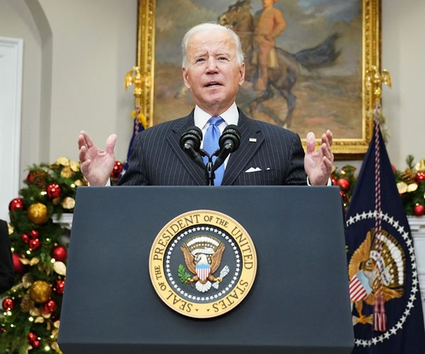 Biden Urges Americans to Mask Indoors, Says Omicron to Appear in US 'Sooner or Later' 