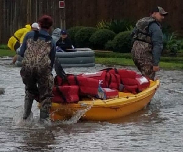 Sugar Land Pizza Hut Kayaks Free Meals to Trapped Harvey Victims