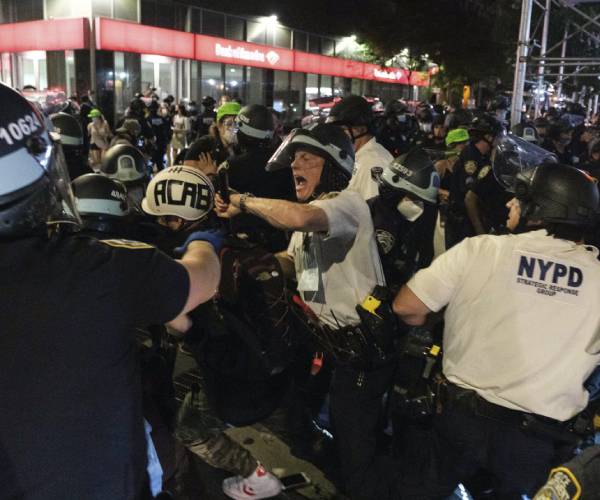 Police and Protesters Clash in Violent Weekend Across the US