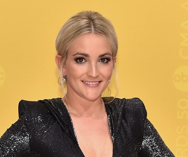 jamie lynn spears stands on red carpet