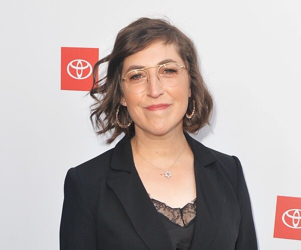 mayim bialik arrives at awards show