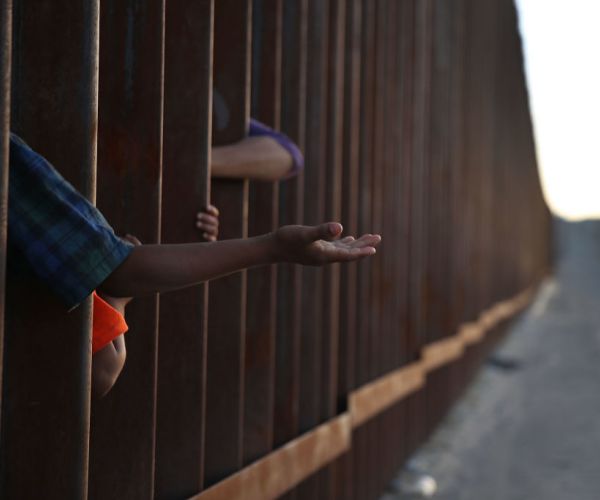 US Lawyers: Ruling Allows Detention of Immigrant Families