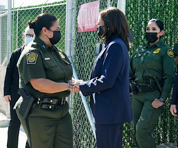 kamala harris shakes the hands of border agents in el paso, texas