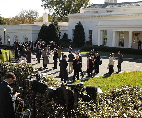 Trump Freezes Out Press at Meeting With Obama