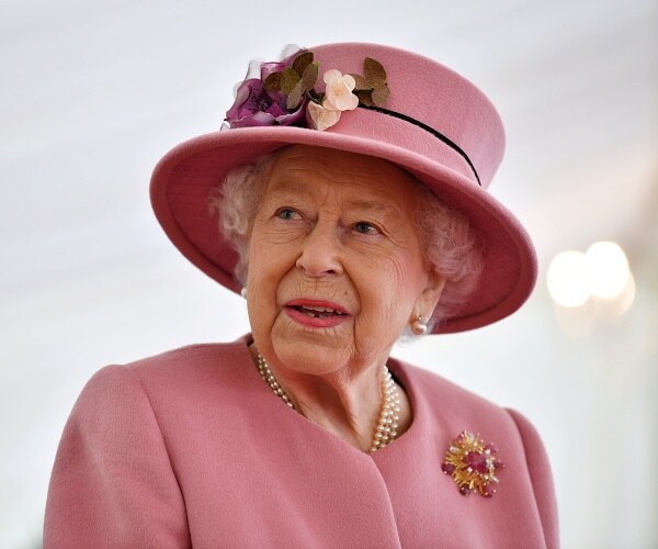 queen elizabeth speaks with staff