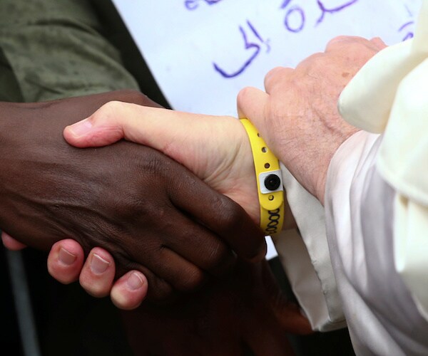 Pope's Refugee Bracelet Draws Attention to Plight of Migrants