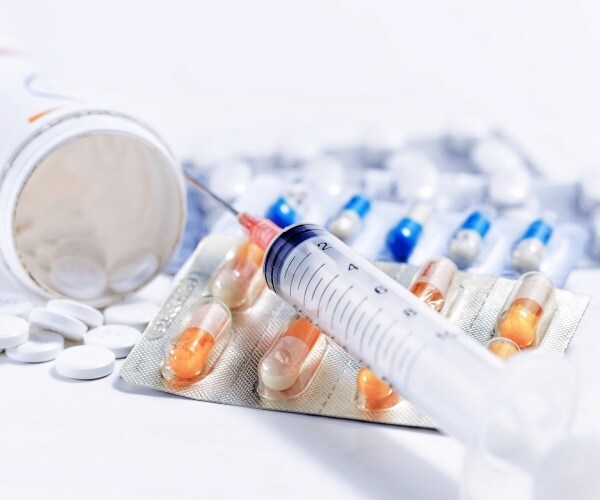 different diabetes medications and a syringe