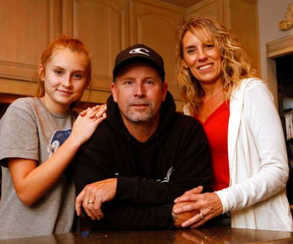 jason burnett, daughter Faith and wife heather pose at their mother-in-law's home in chico, california