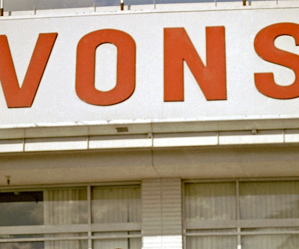 a vons supermarket sign