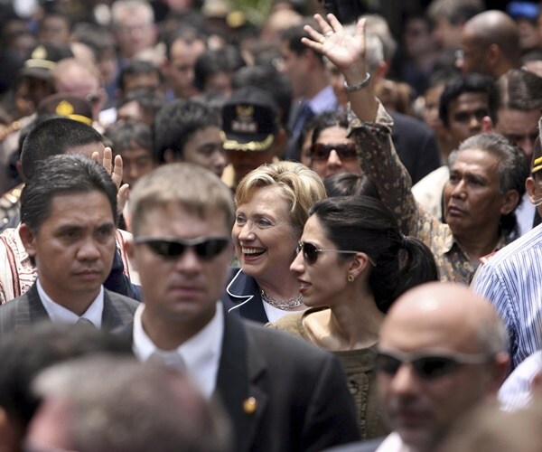 FBI Docs: Clinton Ignored Security Protocols for Photo Ops