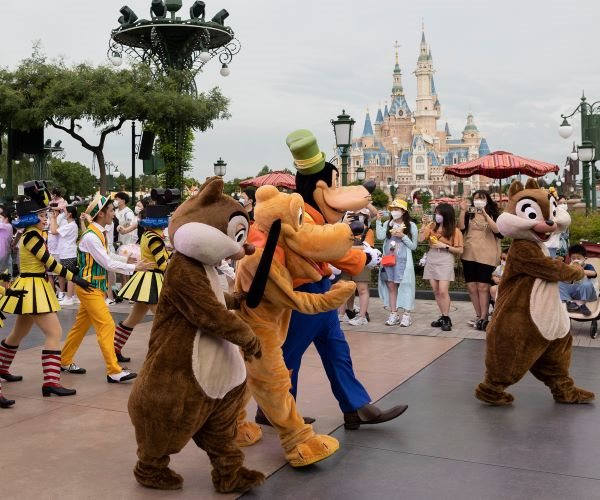 COVID Outbreak Traps Visitors at Shanghai Disneyland