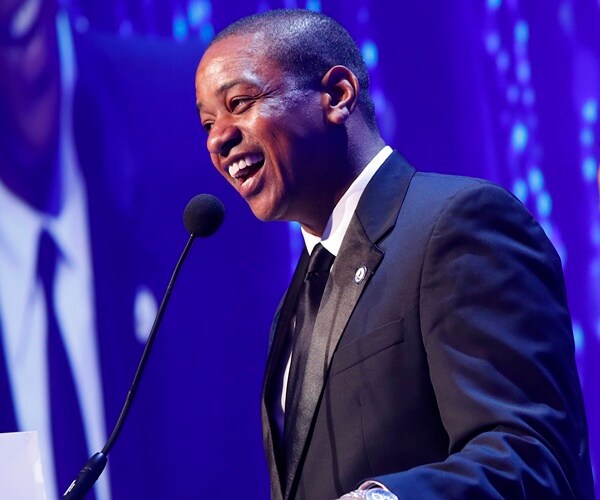 justin fairfax speaks at a awards dinner