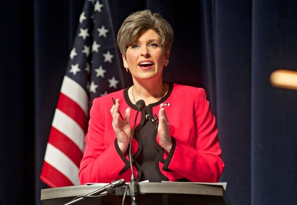 Poll: GOP's Joni Ernst Holding on to Slim Lead in Iowa Senate Race