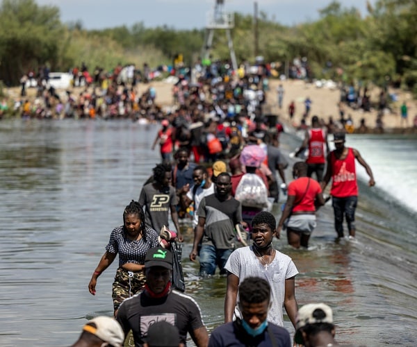 migrants cross river