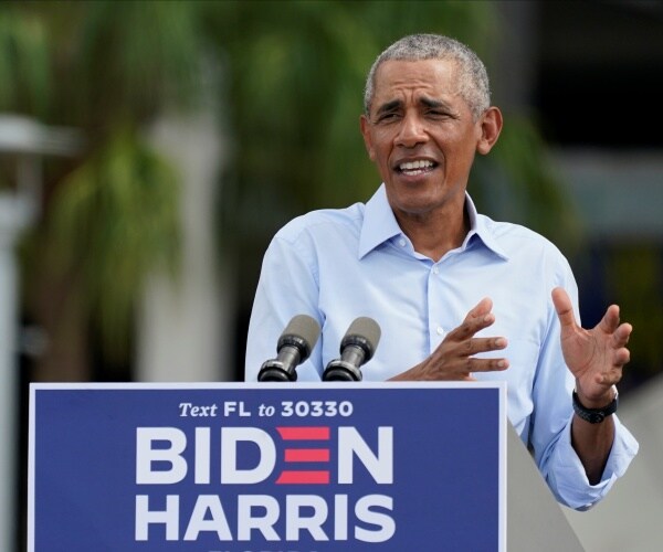 barack obama speaks from podium