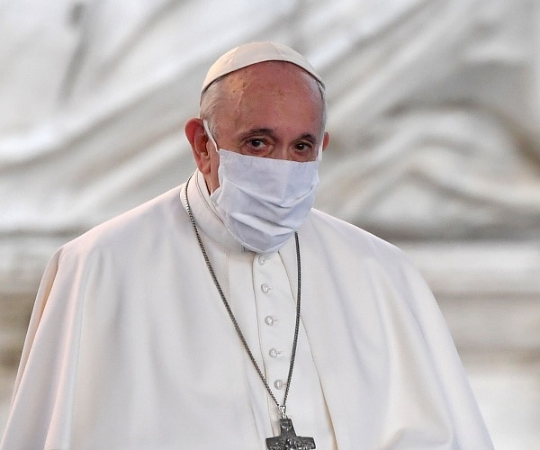 pope francis wears mask