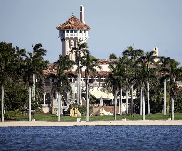 'Mar-a-Lago Act' vs. Mar-a-Lago: Trump's Resort Doesn't Keep Visitor Logs