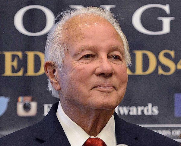 edwin edwards speaks to crowd