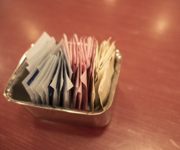 packets of different sweeteners/artificial sweeteners