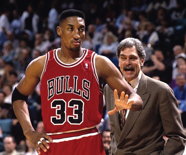 phil jackson stands behind scottie pippen