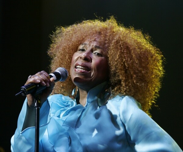 Roberta Flack singing in concert