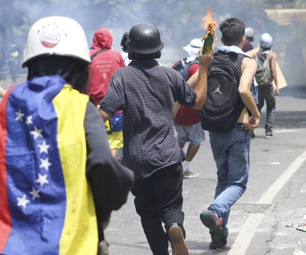 US Diplomats in Venezuela: Relatives Ordered to Leave Country