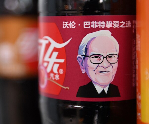 Warren Buffett Celebrates 88th Birthday With Coke-Themed Cake