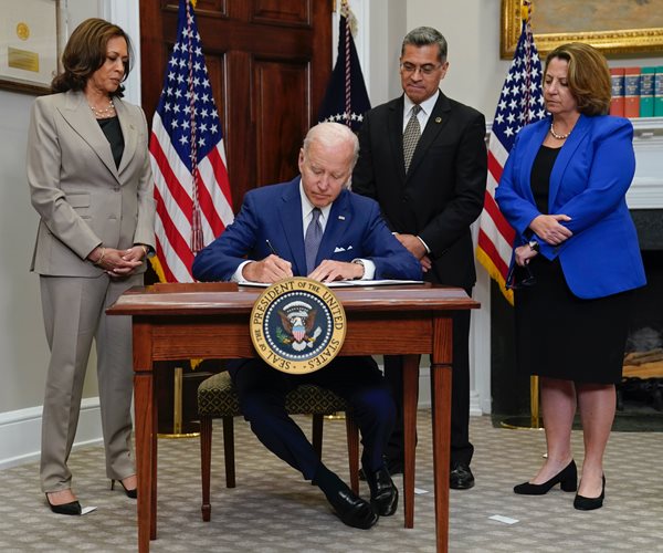 Biden Signs Order on Abortion Access