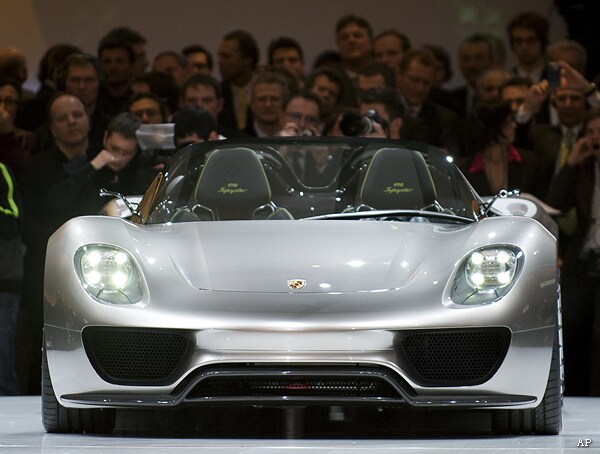 Porsche 918 Spyder Hybrid Breaks Speed Record at 111.5 MPH