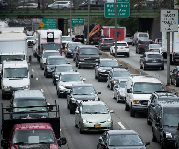 bumper-to-bumper traffic on brooklyn-queens expressway