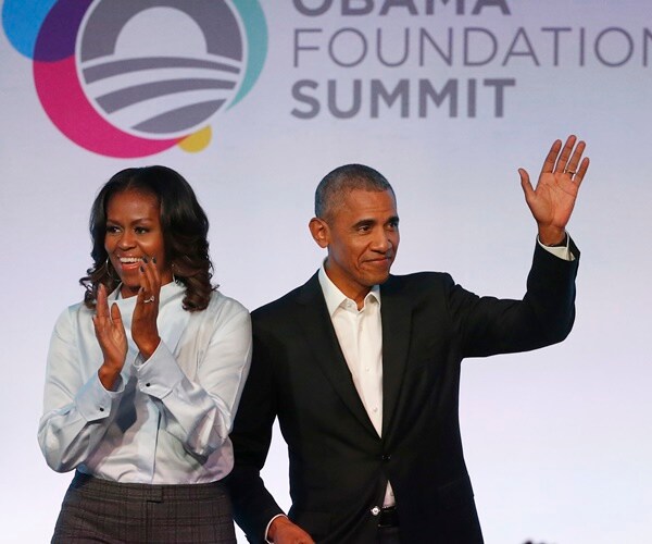 barack and michelle obama wave