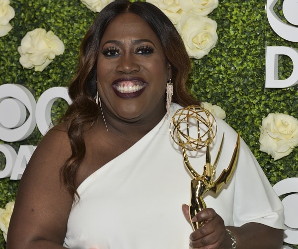 sheryl underwood holds emmy on red carpet