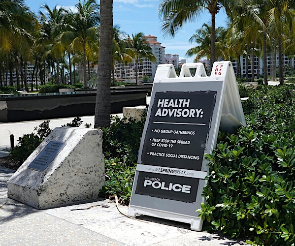 a sign of south pointe park being closed from south beach police