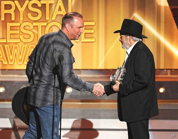 Garth Brooks Sings Merle Haggard His 77th 'Happy Birthday' at CMA