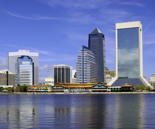 jacksonville with skyscrapers facing the river