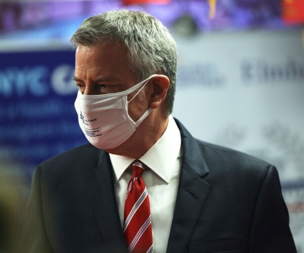 Bill de Blasio wearing a face mask