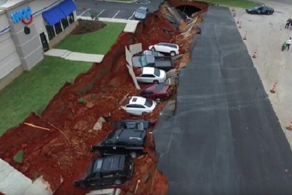 IHOP 'Sinkhole' Eats Cars, Dumpster in Parking Lot (Video)