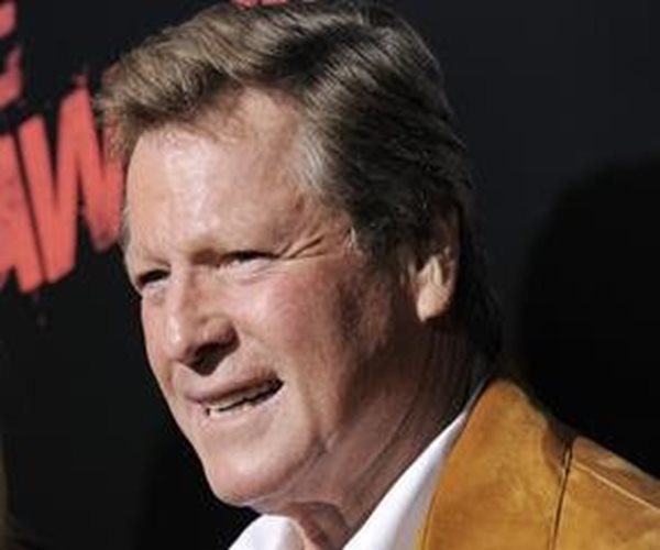 Ryan O'Neal, Star of 'Love Story,' 'Paper Moon' and 'Barry Lyndon,' Dies at 82