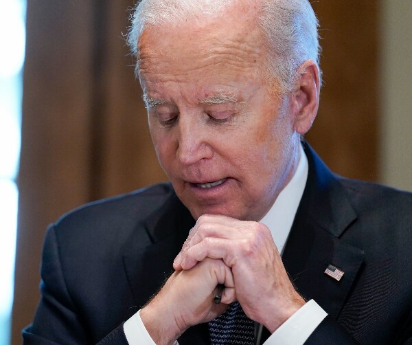 Biden Hosts Military Chiefs as Ukraine Crisis Intensifies