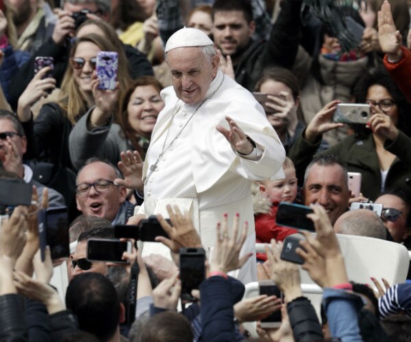 Pope Calls For Peace in Easter Message: 'Hope and Dignity'