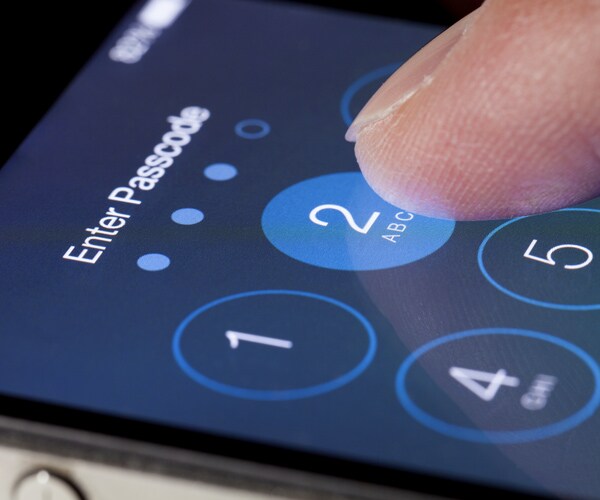 Report: System Flaw Allows Spies to Track Cell Phones, Eavesdrop