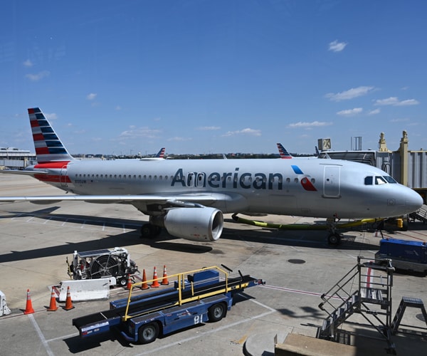 an american airlines plane