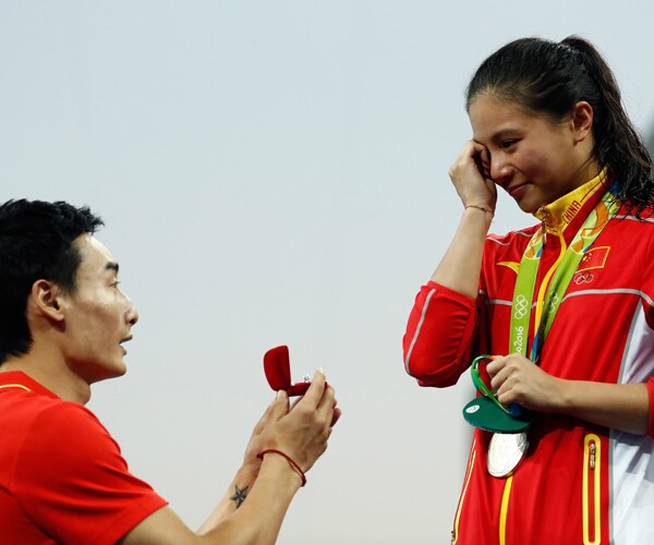 He Zi Proposal on Medal Podium Makes for a Lot of Olympic Rings