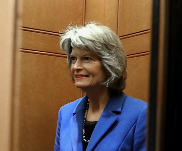 Murkowski to Vote Against Trump Impeachment Trial Witnesses 