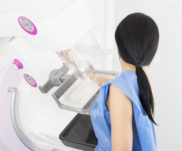 woman undergoing mammogram