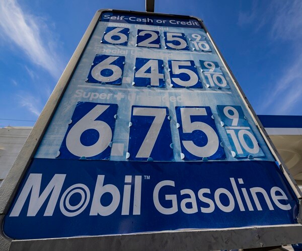 Average US Gas Price Rises 22% in Two Weeks to Record $4.43